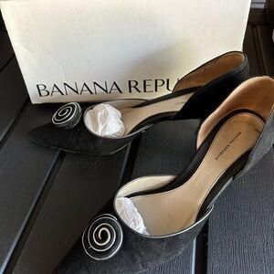 Banana republic black suede kitten heels